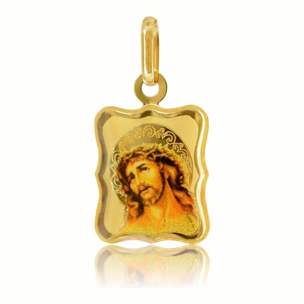 Φυλαχτό κρεμαστό χρυσό 14Κ, σε ιδιαίτερο σχήμα με λουστρέ φινίρισμα. Είναι διακοσμημένο με τον Χριστό σε έγχρωμη απεικόνιση. Συνδυάστε το με αλυσίδα ή παιδική παραμάνα.