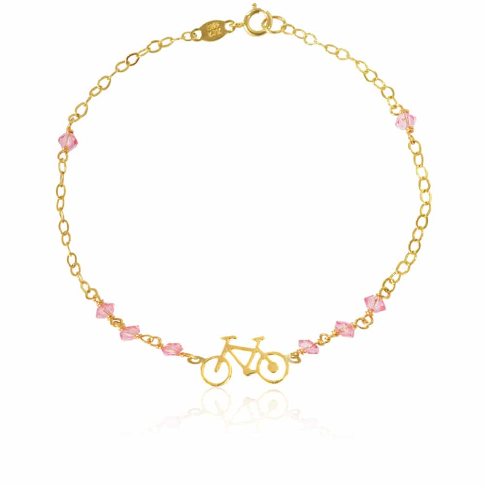Παιδικό βραχιόλι με ποδήλατο σε διάτρητο σχέδιο, από χρυσό 14Κ. Έχει λουστρέ φινίρισμα και ροζ διακοσμητικές πέτρες.