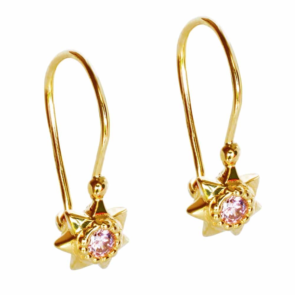 Σκουλαρίκια κρεμαστά αστέρι, για κοριτσάκι, από χρυσό 14Κ. Είναι διακσομημένα με ροζ πέτρες ζιργκόν και ανάγλυφη λεπτομέρεια περιμετρικά της πέτρας.