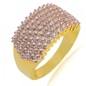 Δαχτυλίδι ολόπετρο χρυσό 14Κ σε πλακέ σχέδιο. Έχει φαρδιά επιφάνεια, διακοσμημένη ολόκληρη με λευκά ζιργκόν.