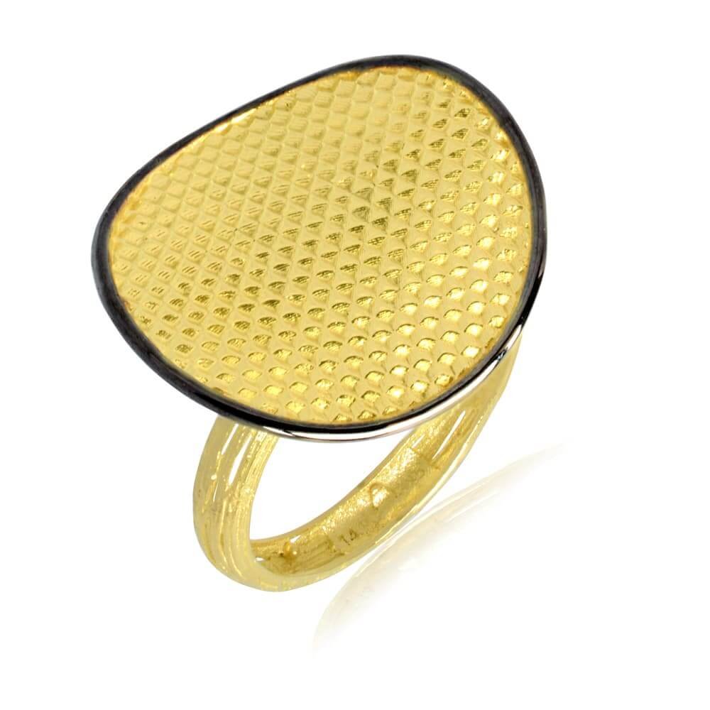 Δαχτυλίδι δίσκος χρυσό 14Κ σε μοντέρνο σχέδιο με ανάγλυφη επιφάνεια και μαύρο φινίρισμα στην περίμετρο.