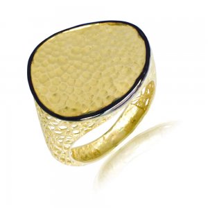 Δαχτυλίδι γυναικείο δίσκος από χρυσό 14Κ σε μοντέρνο σχέδιο με ανάγλυφη επιφάνεια και μαύρο φινίρισμα στην περίμετρο. Η γάμπα αποτελείται από διάτρητο πλέγμα.