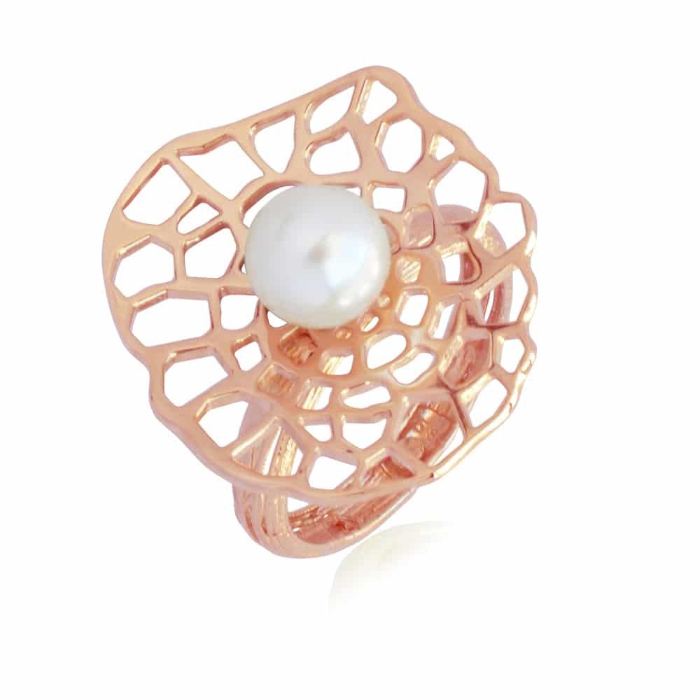 Δαχτυλίδι με μαργαριτάρι από ροζ χρυσό 14Κ με διάτρητη επιφάνεια σε εντυπωσιακό σχέδιο.