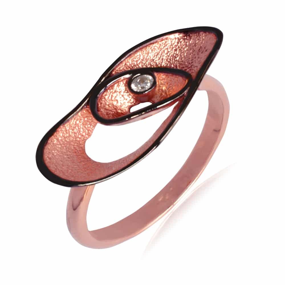Δαχτυλίδι γυναικείο ροζ χρυσό 14Κ σε ιδιαίτερο σχέδιο με κυματιστές επιφάνειες σε σαγρέ φινίρισμα και ένα λευκό ζιργκόν.