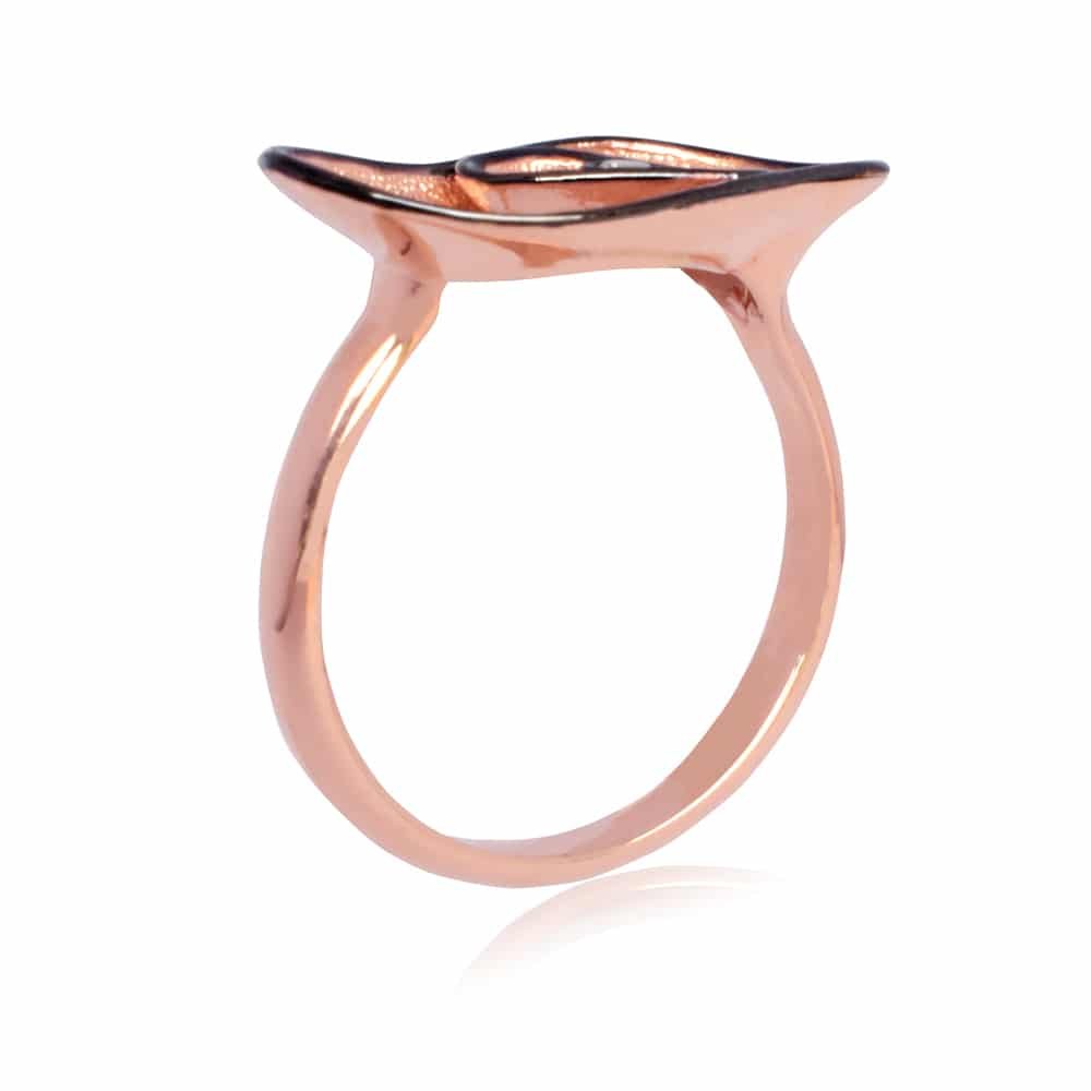 Δαχτυλίδι γυναικείο ροζ χρυσό 14Κ σε ιδιαίτερο σχέδιο με κυματιστές επιφάνειες σε σαγρέ φινίρισμα και ένα λευκό ζιργκόν.