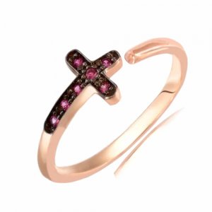 Δαχτυλίδι σεβαλιέ ροζ χρυσό 14Κ με διακριτικό σταυρό, διακοσμημένο με φούξια ζιργκόν.