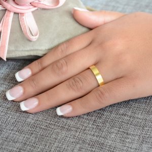 Χρυσές βέρες γάμου 14Κ, σε κλασικό πλακέ σχέδιο, με τετραγωνισμένη επιφάνεια 4 mm και λουστρέ λαμπερό φινίρισμα. Η αρχική τιμή αναφέρεται σε μία βέρα Νο 10 και μεταβάλλεται ανάλογα με το νούμερό σας.