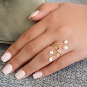 Δαχτυλίδι από ασήμι με μαργαριτάρια, επίχρυσο. Πρόκειται για χειροποίητο γυναικείο δαχτυλίδι, διακοσμημένο με μαργαριτάρια καλλιεργημένα με ακανόνιστο σχήμα (Baroque) και ζιργκόν.