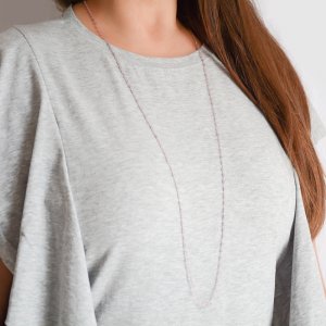 Ροζάριο κολιέ μακρύ ασημένιο 925, με ροζ επιχρύσωμα, διακοσμημένο με πέτρες σε μοβ λιλά χρώμα. Έχει συνολικό μήκος 1 m.