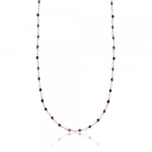 Kολιέ ροζάριο από ασήμι 925, με ροζ επιχρύσωμα, διακοσμημένο με μαύρες πέτρες όνυχα. Έχει συνολικό μήκος 1 m και μπορεί να φορεθεί και διπλό.