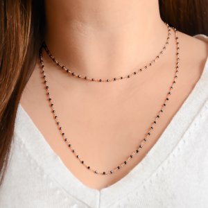 Kολιέ ροζάριο από ασήμι 925, με ροζ επιχρύσωμα, διακοσμημένο με μαύρες πέτρες όνυχα. Έχει συνολικό μήκος 1 m και μπορεί να φορεθεί και διπλό.