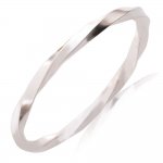 Δαχτυλίδι βεράκι από ασήμι μασίφ 925, επιπλατινωμένο, σε στριφτό μοντέρνο σχέδιο. Φορέστε ένα ή πολλά μαζί!