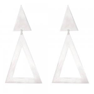 Μοντέρνα σκουλαρίκια από ασήμι 925, επιπλατινωμένα. Είναι κρεμαστά με καρφωτό κούμπωμα και αποτελούνται από δύο τρίγωνα.