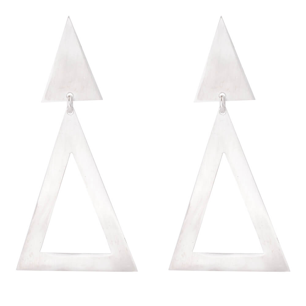 Μοντέρνα σκουλαρίκια από ασήμι 925, επιπλατινωμένα. Είναι κρεμαστά με καρφωτό κούμπωμα και αποτελούνται από δύο τρίγωνα.