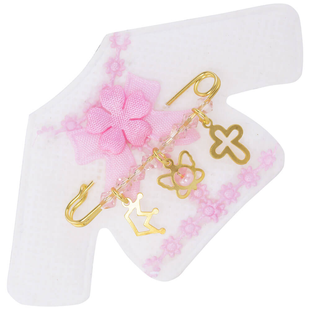 Παραμάνα με κρεμαστά ασημένια 925, επίχρυσωμένη, πάνω σε παιδικό ζακετάκι. Η παραμάνα για νεογέννητο κοριτσάκι είναι διακοσμημένη με κορώνα, πεταλούδα, σταυρό και ροζ πέτρες.