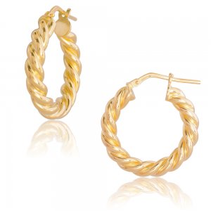 Σκουλαρίκια κρίκοι μοντέρνα ασημένιοι 925 επιχρυσωμένα, σε μοντέρνο σχέδιο με ανάγλυφες περιστροφικές ρίγες. Είναι στρογγυλοί με διάμετρο 2.3 cm.