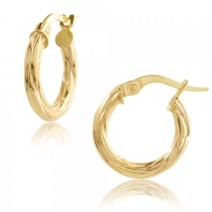 Χρυσοί μικροί κρίκοι 9Κ, σε στρογγυλό σχέδιο με ανάγλυφο σχέδιο. Έχουν διάμετρο 1.5 cm και πάχος 2.5 mm.