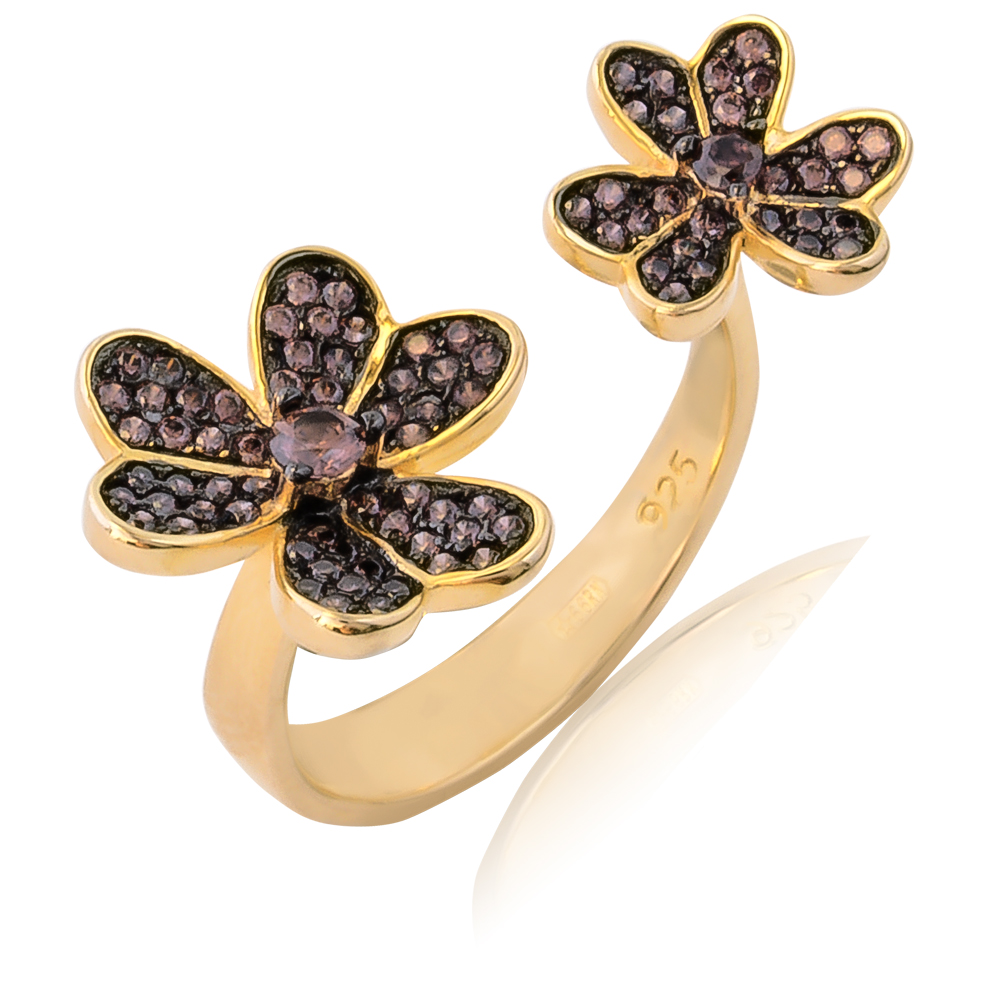 Δαχτυλίδι ασημένιο με λουλούδια, επιχρυσωμένο, σε ιδιαίτερο ιταλικό σχεδισμό. Είναι διακοσμημένο με πέτρες ζιργκόν. Προσαρμόζεται εύκολα στο νούμερό σας.