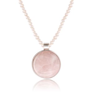 Κολιέ με ροζ πέτρα και μαργαριτάρια από ασήμι 925. Το κρεμαστό κοσμείται με μεγάλη ροζ πέτρα χαλαζία με διάμετρο 3.3 εκ. και αληθινά μαργαριτάρια με ακανόνιστο σχήμα (Baroque).
