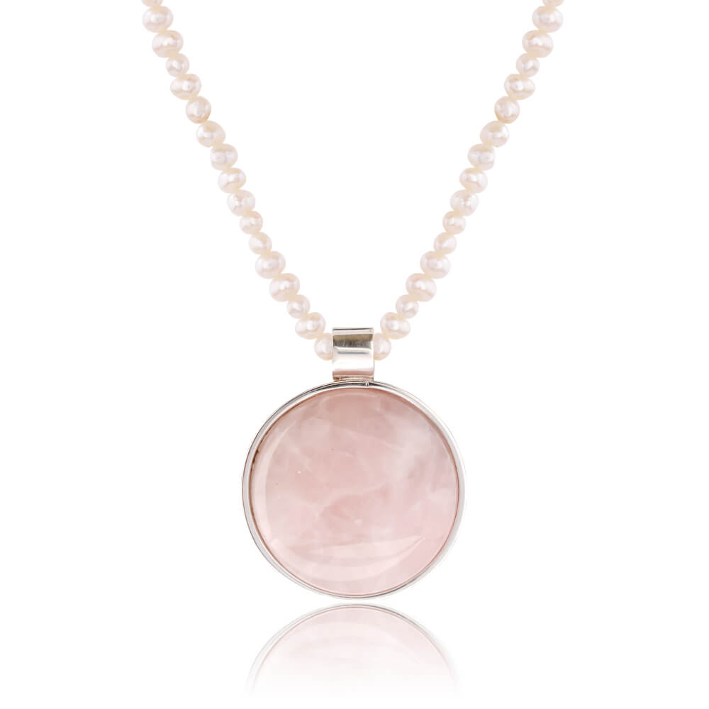 Κολιέ με ροζ πέτρα και μαργαριτάρια από ασήμι 925. Το κρεμαστό κοσμείται με μεγάλη ροζ πέτρα χαλαζία με διάμετρο 3.3 εκ. και αληθινά μαργαριτάρια με ακανόνιστο σχήμα (Baroque).