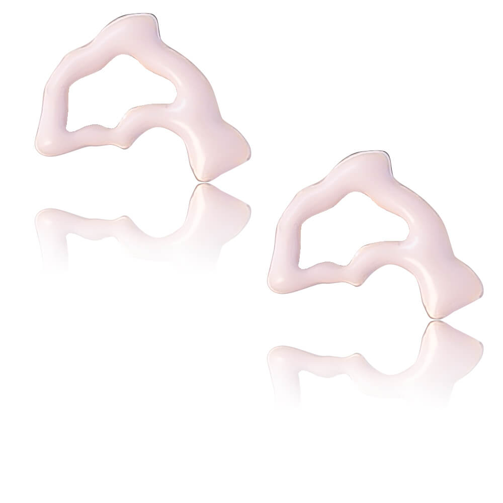 Ασημένια σκουλαρίκια παιδικά δελφίνια, από ασήμι 925 επιπλατινωμένο. Είναι καρφωτά, διακοσμημένα με σμάλτο σε ροζ χρώμα.