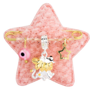 Ζώδιο Λέων για μωρό από ασήμι 925 επίχρυσο, σε ροζ αστεράκι. Η παραμάνα είναι διακοσμημένη με επάργυρο κρεμαστό ζώδιο Λέων, ματάκι, αστέρι και ροζ πέτρες.