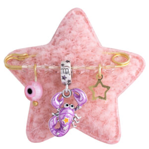 Ζώδιο για μωρό Σκορπιός από ασήμι 925 επίχρυσο, σε ροζ αστεράκι. Η παραμάνα είναι διακοσμημένη με επάργυρο κρεμαστό ζώδιο Σκορπιός, ματάκι, αστέρι και ροζ πέτρες.