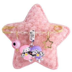Ζώδιο για νεογέννητο Δίδυμος ασήμι 925 επίχρυσο, σε ροζ αστεράκι. Η παραμάνα είναι διακοσμημένη με επάργυρο κρεμαστό ζώδιο Δίδυμος, ματάκι, αστέρι και ροζ πέτρες.