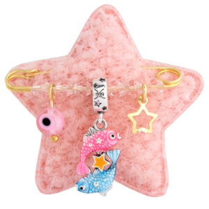 Ζώδιο για νεογέννητο Ιχθείς ασήμι 925 επίχρυσο, σε ροζ αστεράκι. Η παραμάνα είναι διακοσμημένη με επάργυρο κρεμαστό ζώδιο Ιχθείς, ματάκι, αστέρι και ροζ πέτρες.