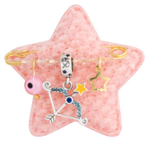 Παραμάνα ζώδιο Τοξότης από ασήμι 925 επίχρυσο, σε ροζ αστεράκι. Η παραμάνα είναι διακοσμημένη με επάργυρο κρεμαστό ζώδιο Τοξότης, ματάκι, αστέρι και ροζ πέτρες.