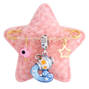 Παραμάνα παιδική ζώδιο Υδροχόος ασήμι 925 επίχρυσο, σε ροζ αστεράκι. Η παραμάνα είναι διακοσμημένη με επάργυρο κρεμαστό ζώδιο Ταύρος, ματάκι, αστέρι και ροζ πέτρες.