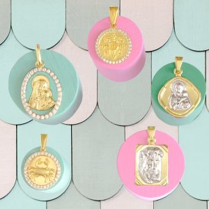 Μενταγιόν, ζώδια και φυλαχτά Μια ακόμα καταπληκτική ιδέα αποτελεί και ένα παιδικό κόσμημα για τον λαιμό, το οποίο αν θέλετε, μπορείτε να συνδυάσετε με αλυσίδα ή κορδονάκι για τον λαιμό. Υπάρχουν χαριτωμένα κρεμαστά μενταγιόν όπως ματάκια, πεταλούδες, καρδιές κ.α.