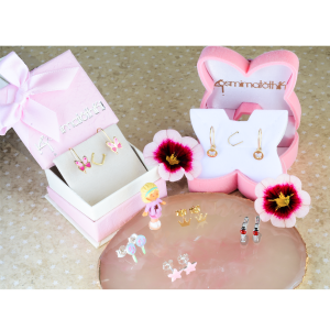 Παιδικά σκουλαρίκια Τα σκουλαρίκια είναι το πιο δημοφιλές δώρο για κοριτσάκια προσχολικής και σχολικής ηλικίας, αλλά και για μικρές έφηβες! Τα σχέδια και τα χρώματά τους θα σας ξετρελάνουν! Στην Κοσμηματοθήκη μπορείτε να επιλέξετε από μια πλούσια συλλογή, χρυσά ή ασημένια παιδικά σκουλαρίκια, ανάλογα με το budget που διαθέτετε για το δώρο. Δείτε σχέδια σε καρφωτά αλλά και κρεμαστά σκουλαρικάκια, με ζωάκια, καρδιές, αστέρια, φρούτα, μονόκερους και τόσα άλλα χαριτωμένα σχέδια!