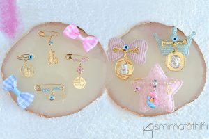 Παιδικές παραμάνες ‘Οπως αναφέρθηκε παραπάνω, σε περιστάσεις όπως η γέννηση και η βάπτιση τα κοντινά πρόσωπα του παιδιού επιλέγουν κάποιο κρεμαστό φυλαχτό, κωνσταντινάτο ή ζώδιο. Συνήθως το συνδυάζουν με ένα κόσμημα παραμάνα, ώστε να μπορεί να κρεμαστεί στην κούνια ή στο καρότσι του μωρού για προστασία και καλοτυχία. Και σε αυτήν την κατηγορία παιδικών κοσμημάτων το Kosmimatothiki.gr έχει για εσάς τα πιο πρωτότυπα σχέδια και μια μεγάλη γκάμα τιμών.