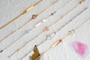 Τα βραχιολάκια με διάφορους πολύχρωμους λίθους και κρεμαστά στοιχεία σε χαριτωμένα σχέδια, όπως καρδιά, ζωάκια, στέμμα πριγκίπισσας κ.α. αποτελούν αγαπημένο δώρο για κοριτσάκια. Σίγουρα τα πολύχρωμα σχέδια θα ξετρελάνουν τη μικρή σας φίλη. Η αλυσίδα συνήθως έχει αραιή πλέξη, ώστε το μήκος να προσαρμόζεται καθώς μεγαλώνει το μικρό χεράκι.