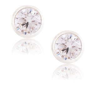 Μονόπετρα σκουλαρικάκια από ασήμι 925 επιπλατινωμένα, με λευκές πέτρες ζιργκόν σε στρογγυλό σχήμα. Ένα απλό σχέδιο, ιδανικό για όλες τις εμφανίσεις σας.