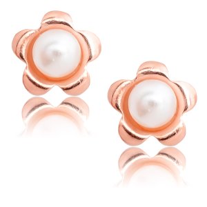 Σκουλαρίκια ροζ λουλούδι ασημένια, με επιχρύσωμα σε ροζ χρώμα και διακριτικό μαργαριτάρι. Έχουν διάμετρο 4 mm και λεία επιφάνεια με λουστρέ φινίρισμα.