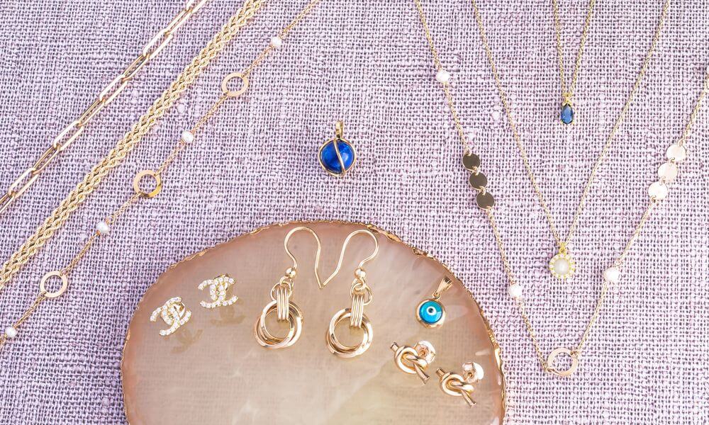 Πέρα από αισθητική ή συναισθηματική αξία, το χρυσό κόσμημα είναι και επένδυση ζωής . Διατηρεί την αξία του καθαρού μετάλλου και έτσι η άνοδος του χρυσού αυξάνει την πραγματική του αξία.