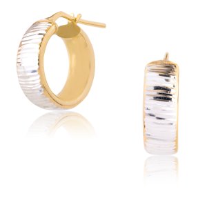 Ασημένια κρικάκια φαρδιά, σε δίχρωμο σχέδιο με επιχρύσωμα και επιπλατίνωμα. Έχουν μοντέρνο σχέδιο με ανάγλυφες ραβδώσεις. Η διάμετρός τους είναι 1.7 cm και το πλάτος τους 0.6 cm.