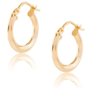 Κρίκοι μικροί από χρυσό 9 καρατίων, σε στρογγυλό σχήμα με κλασικό σχέδιο. Έχουν διάμετρο 1.5 cm και πάχος 2,5 mm. Ιδανικά για καθημερινές εμφανίσεις!