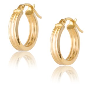 Κρικάκια πλακέ χρυσά 9 καρατίων, σε στρογγυλό σχήμα με ανάγλυφες ραβδώσεις. Έχουν διάμετρο 1.8 cm και πάχος 3 mm. Ιδανικά για καθημερινές εμφανίσεις!