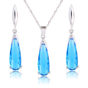 Σετ κολιέ σκουλαρίκια με μπλε πέτρα από ασήμι 925 επιπλατινωμένο. Τα σκουλαρίκια είναι κρεμαστά και το κολιέ συνοδεύεται από αλυσίδα μήκους 40-44 cm.