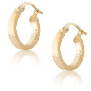 Κρικάκια πλακέ από χρυσό 14 καρατίων, σε στρογγυλό σχήμα με διακοσμητικά στοιχεία τύπου καρτιέ. Έχουν διάμετρο 1.4 cm και πάχος 3 mm. Ιδανικά για καθημερινές εμφανίσεις!