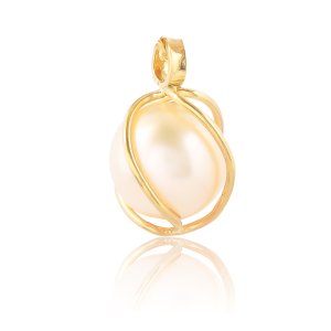 Μαργαριτάρι μενταγιόν χρυσό 14Κ σε χειροποίητο σχέδιο. Η περιστροφική βάση αγκαλιάζει υπέροχα το μαργαριτάρι (καλλιεργημένο) με διάμετρο 7 – 7.5 mm.