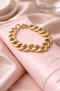 Συμβουλές για τη σωστή χρήση κοσμημάτωνΦόρα τα κοσμήματά σου με τη σωστή σειρά Ένας βασικός κανόνας που συχνά ξεχνάμε: Τα κοσμήματα πρέπει να τα φοράμε αφού ολοκληρώσουμε το ντύσιμο και το μακιγιάζ. <yoastmark class=